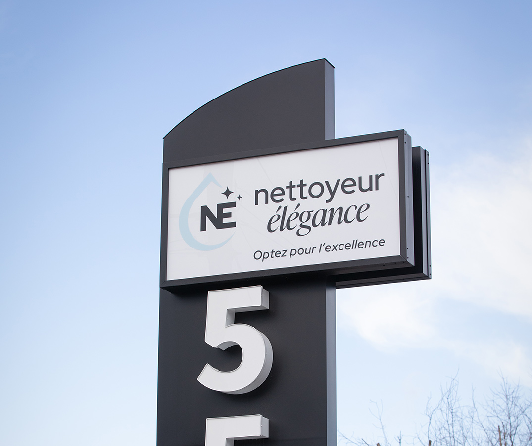 Logo Nettoyeur Élégance sur un panneau - Nettoyeur Élégance logo on a sign